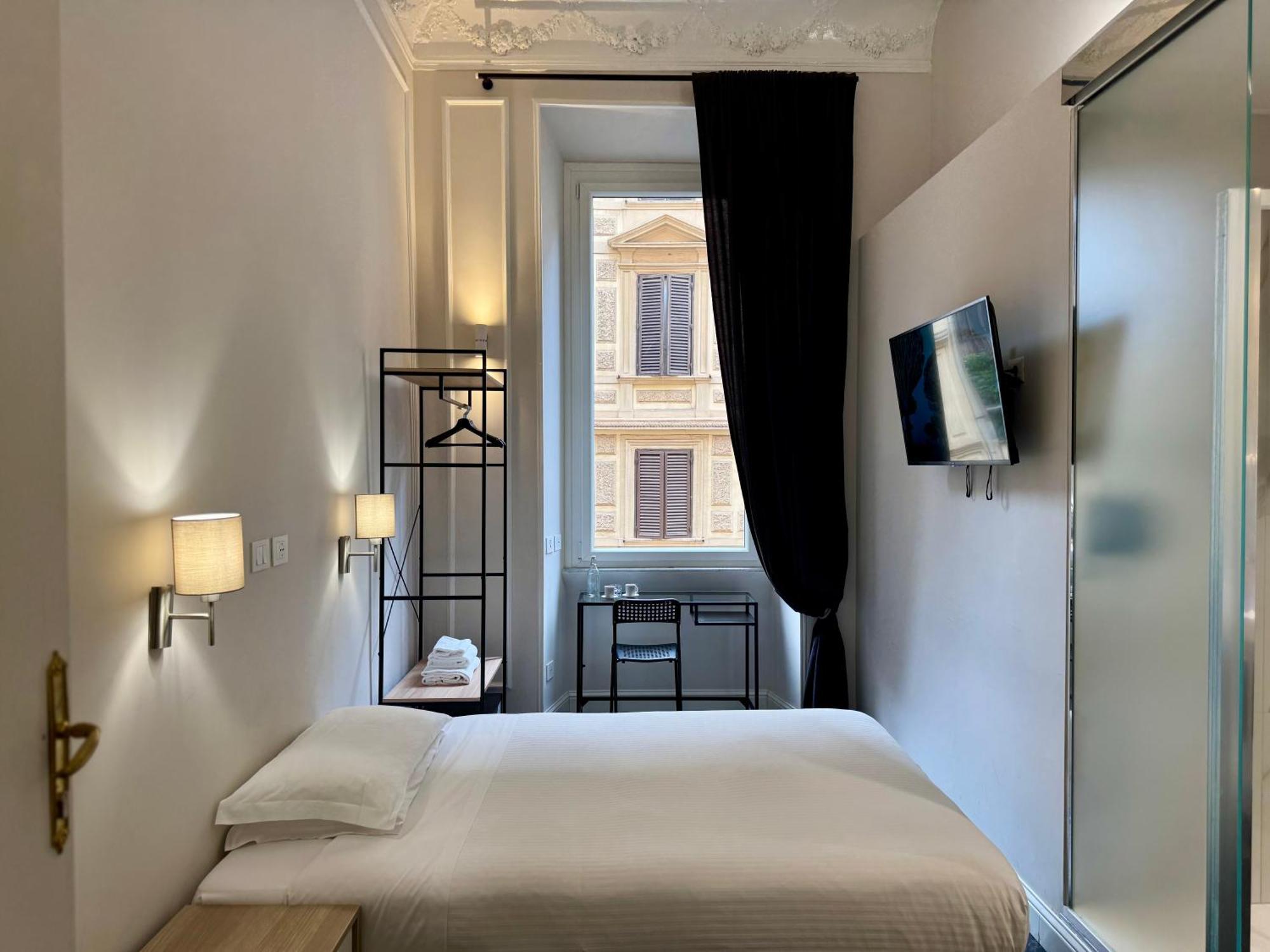 Room Roma Nazionale — Photos 2